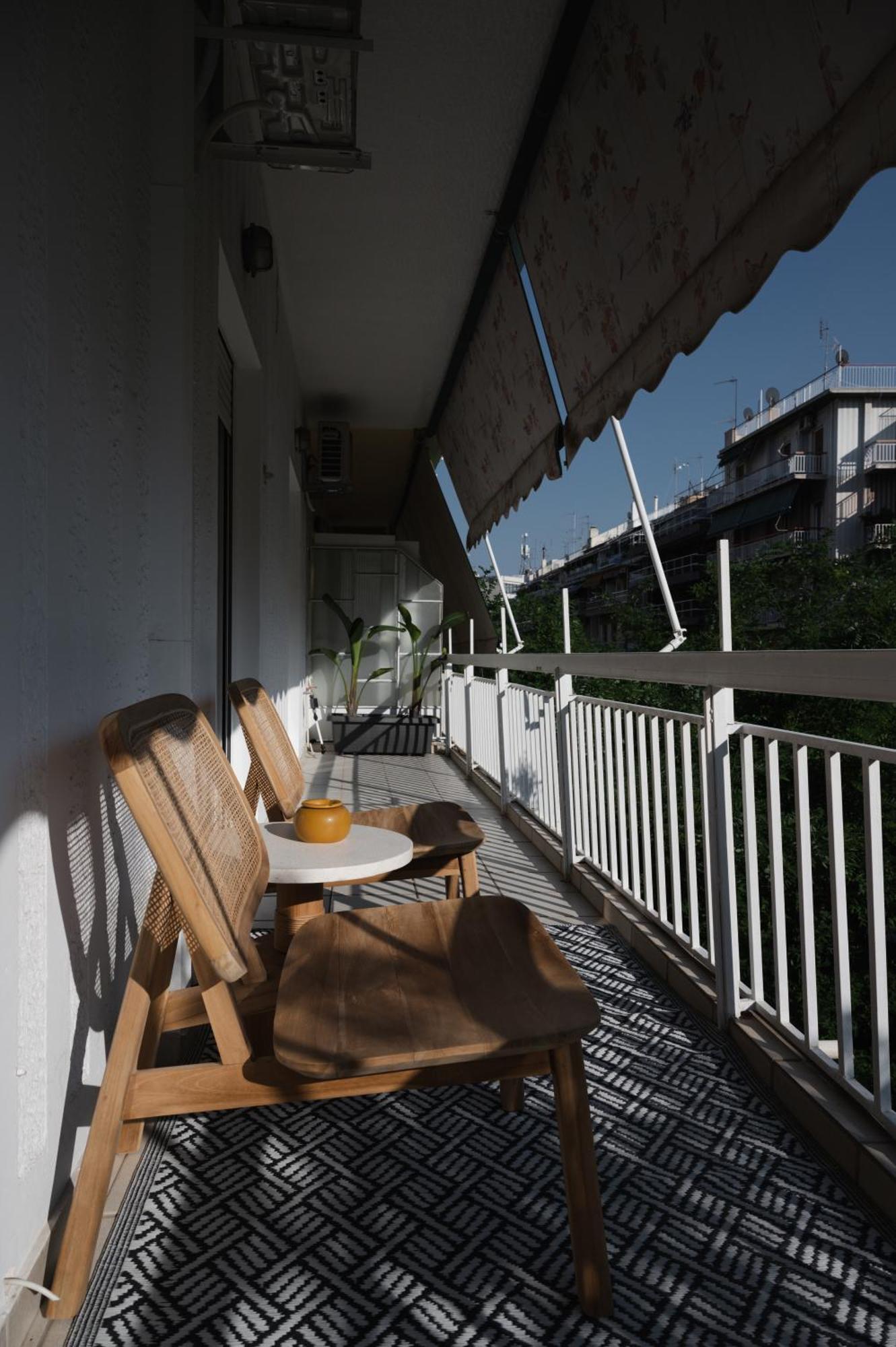 Athens' Gem: Fun, Sun & Your Koukaki Run! Luaran gambar